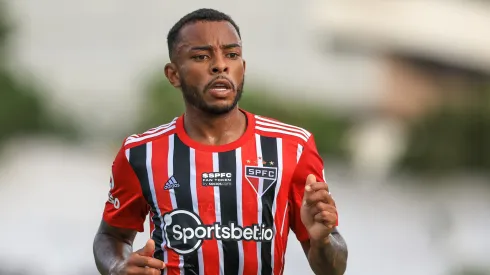 Lateral-esquerdo está sob contrato até dezembro