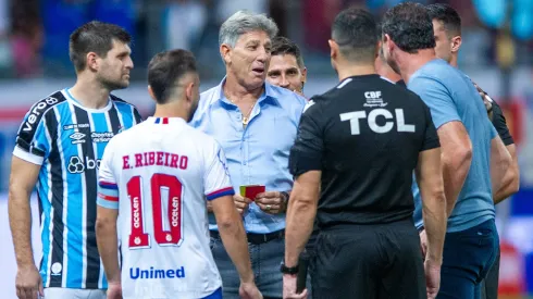 Renato Gaúcho conversa com juiz no jogo entre Bahia x Grêmio, pelo Campeonato Brasileiro. Foto: Jhony Pinho/AGIF
