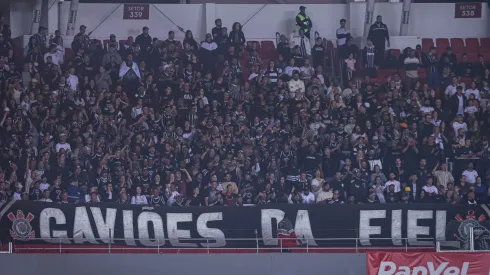 Torcida do Corinthians no Estádio Beira-Rio, no Brasileiro de 2023. Foto: Maxi Franzoi/AGIF