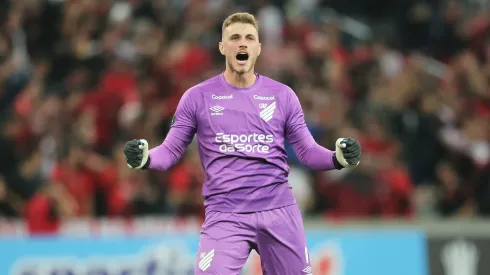 Bento defendendo o Athletico-PR. Foto: Heuler Andrey/Getty Images