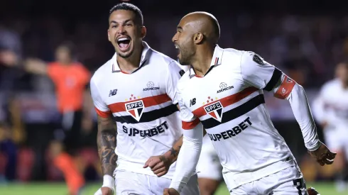 Lucas Moura jogador do Sao Paulo comemora seu gol com Luciano jogador da sua equipe durante partida contra o Talleres no estadio Morumbi pelo campeonato Copa Libertadores 2024. Foto: Marcello Zambrana/AGIF