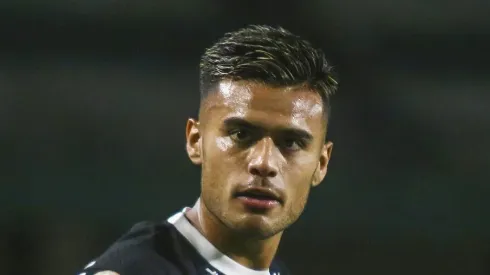 Fausto Vera durante partida pelo Brasileirão 2023. Volante interessa ao Galo. Foto: Gabriel Machado/AGIF.