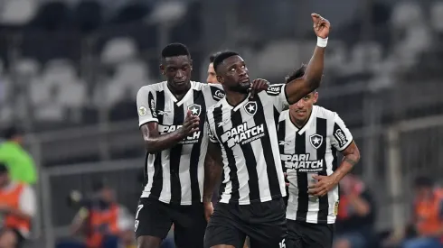 Bastos marcou o único gol do Botafogo no estádio Nilton Santos (Foto: Thiago Ribeiro/AGIF)