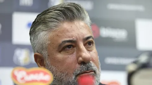 Alexandre Gallo em coletiva de imprensa. Dirigente é cobrado no Clube Paulista.