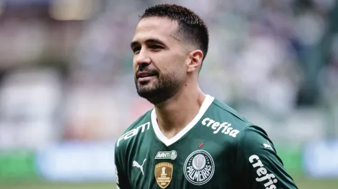 Luan, zagueiro do Plameiras disputando partida durante o Campeonato Brasileiro de 2022. Foto: Ettore Chiereguini/AGIF