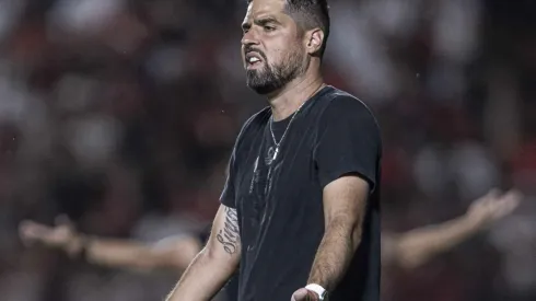 António Oliveira em partida entre Atlético-GO x Corinthians