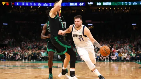 Luka Doncic é o destaque de Dallas, mas vem sofrendo com lesões no joelho, tornozelo e tórax (Foto: Maddie Meyer/Getty Images)