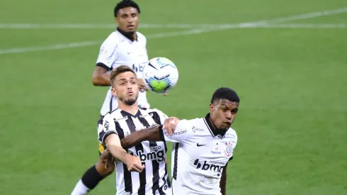 SP - Sao Paulo - 14/11/2020 - BRASILEIRO A 2020, CORINTHIANS X ATLETICO-MG - Leo Natel jogador do Corinthians disputa lance com Hyoran jogador do Atletico-MG durante partida no estadio Arena Corinthians pelo campeonato Brasileiro A
