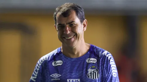 Fábio Carille, técnico do Santos, antes da partida contra o Novorizontino no estadio Jorge Ismael de Biasi pelo campeonato Brasileiro B 2024. Foto: Pedro Zacchi/AGIF