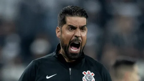 António Oliveira abordou a crise e comentou sobre sua exigência - Foto: Agência Corinthians