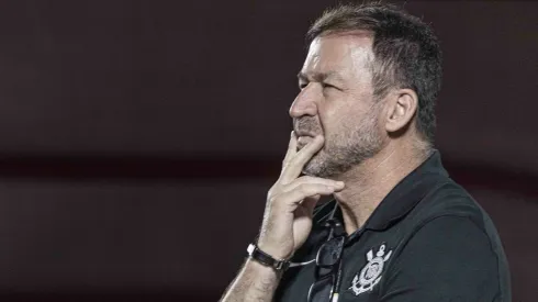 Augusto Melo precisa de dinheiro para confirmar reforços no Corinthians.