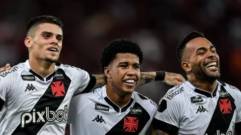 Alex Teixeira, jogador do Vasco, comemora seu gol com jogadores do seu time durante partida contra o Flamengo no estadio Maracana pelo Campeonato Carioca 2023. Foto: Thiago Ribeiro/AGIF