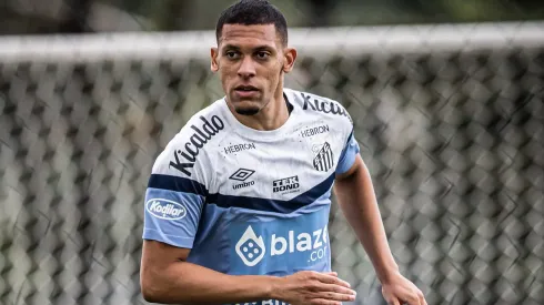 Alex Nascimento tem novo cenário na carreira - Foto: Foto: Raul Baretta/ Santos FC.