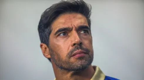 Abel Ferreira brinca com jornalista durante coletiva e cita o rival