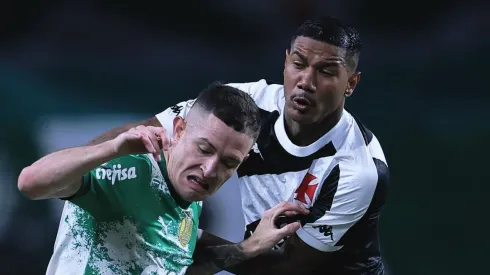 Zé Gabriel, do Vasco, sofreu falta de Aníbal Moreno.