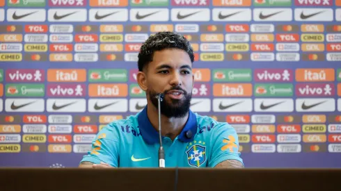 Douglas Luiz em coletiva de imprensa da Seleção Brasileira. Divulgação/Rafael Ribeiro/CBF.