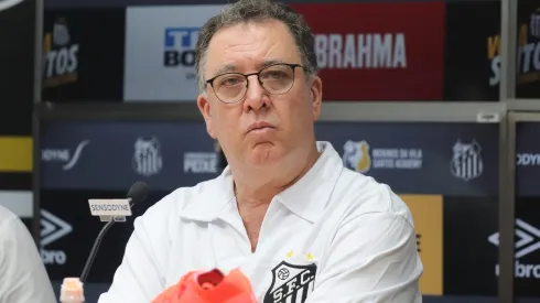 O presidente Marcelo Teixeira fala aos jornalistas em coletiva de imprensa realizada na Vila Belmiro. Foto: Reinaldo Campos/AGIF