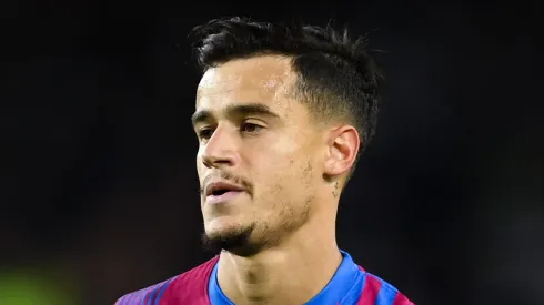 Philippe Coutinho observa durante partida pelo Barcelona. Meia interessa ao Fogão.