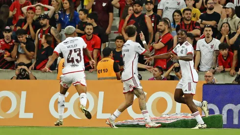 Evertton Araújo comemora com os companheiros o gol do Flamengo, contra o Athletico, na Ligga Arena. Fott: Heuler Andrey/Getty Images.