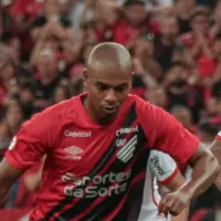 Fernandinho, do Athletico, critica arbitragem contra o Flamengo: \'Algumas decisões deixam a desejar\'