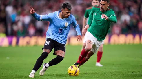 Jogador do Uruguai disputando amistoso antes da Copa América. (Foto de Juan Manuel Serrano Arce/Getty Images)