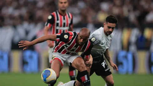 Jogadores do São Paulo e Corinthians em partida do Campeonato Brasileiro 2024