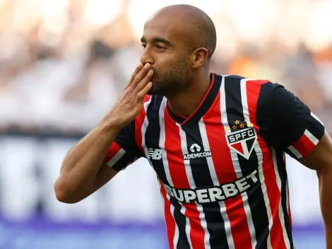 Lucas entrega camisa do São Paulo para torcedor do Corinthians