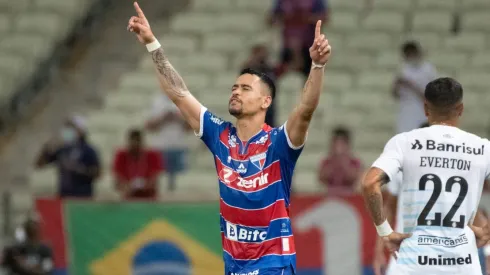 Yago Pikachu comemora gol contra o Grêmio. Foto: Kely Pereira/AGIF