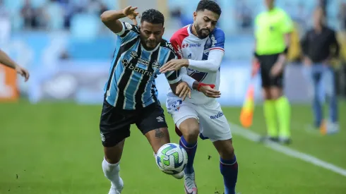 Reinaldo jogador do Gremio disputa lance com Calebe jogador do Fortaleza durante partida no estadio Arena do Gremio pelo campeonato BRASILEIRO A 2023. Foto: Pedro H. Tesch/AGIF