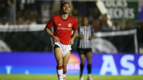 Jogador é um dos nomes negociados pela diretoria. Marlon Costa/AGIF.