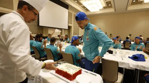 Gabriel Martinelli comemorando seu aniversário com a Seleção Brasileira.
Foto: Rafael Ribeiro/CBF