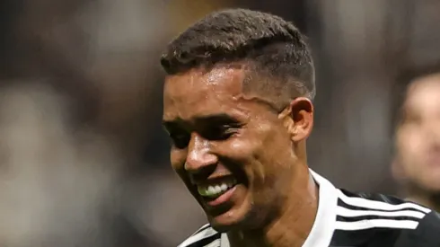 Pedrinho comemora gol pelo Galo. Meia tem futuro indefinido.