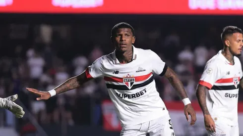 Arboleda em ação no duelo de ontem. Foto: Ettore Chiereguini/AGIF