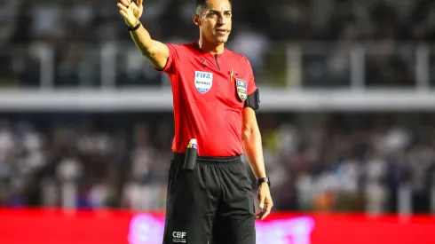 Foto: Reinaldo Campos/AGIF - Rodrigo Jose Pereira de Lima apitou a vitória do Santos