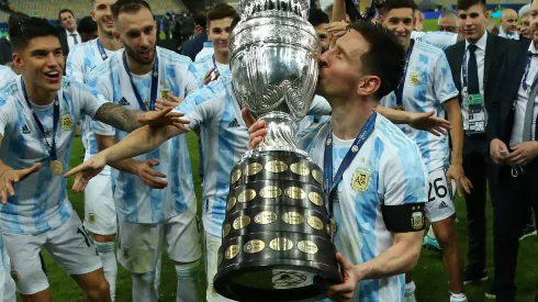Messi levantando taça da Copa América. (Foto de Alexandre Schneider/Getty Images)