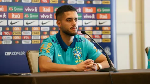 Jogador se apresentou sem o cabelo rosa. Divulgação/Rafael Ribeiro/CBF.