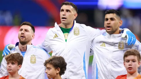 Messi, Dibu Martínez e Cuti Romeroo ficaram na bronca com o gramado. Hector Vivas/Getty Images.