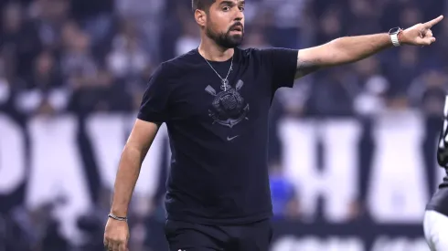 António Oliveira prepara time para o jogo com o Athletico-PR.