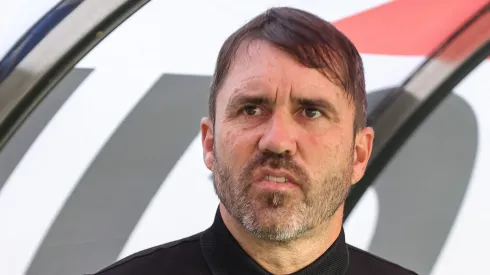 Eduardo Coudet durante partida do Brasileirão. Argentino é questionado pelos torcedores.