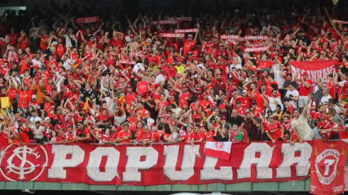 Torcida do Internacional durante partida contra Gremio no estadio Couto Pereira pelo campeonato Brasileiro A 2024. Foto: Lucas Gabriel Cardoso/AGIF
