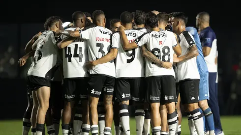 Jogadores do Vasco comemorando terceiro gol da partida contra o São Paulo