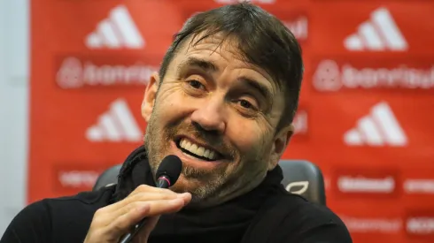 Eduardo Coudet, treinador do Internacional, durante partida contra o São Paulo no estádio Heriberto Hulse pelo Brasileirão Série A 2024. Foto: Leonardo Hubbe/AGIF