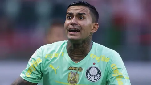 Dudu, jogador do Palmeiras, reclama com a arbitragem durante partida contra o Cuiabá no estádio Arena Allianz Parque pelo Brasileirão Série A 2023. Foto: Ettore Chiereguini/AGIF