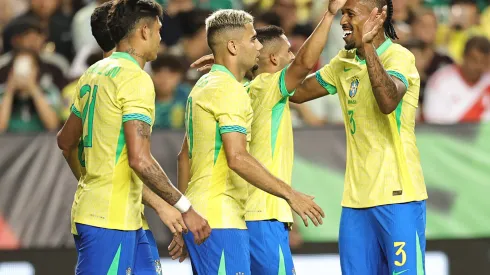 Jogadores do Brasil comemorando gol antes da Copa América. (Foto de Omar Vega/Getty Images)