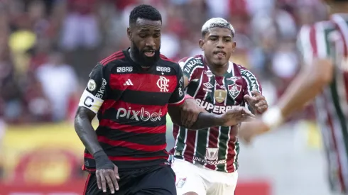 John Kennedy jogador do Fluminense disputa lance com Gerson jogador do Flamengo durante partida no estadio Maracana pelo campeonato Brasileiro A 2024. Foto: Jorge Rodrigues/AGIF