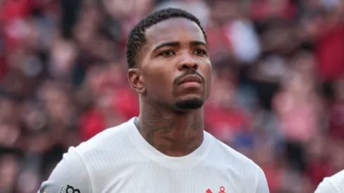 Zagueiro antes da partida com o Athletico-PR