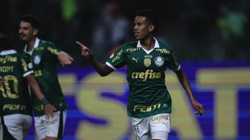 Estêvão comemorando segundo gol do Palmeiras contra o Juventude