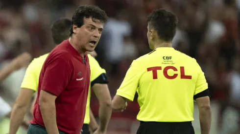 Fernando Diniz falando com o quarto árbitro durante jogo entre Fluminense x Flamengo. Foto: Jorge Rodrigues/AGIF
