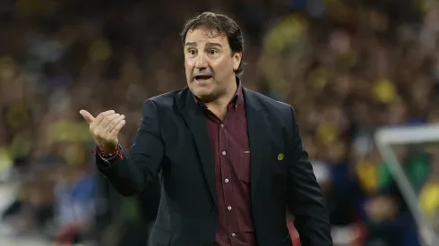 Néstor Lorenzo em partida das Eliminatórias para a Copa do Mundo de 2026 (Photo by Franklin Jacome/Getty Images)