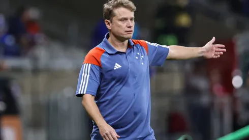 Fernando Seabra precisa resolver histórico recente diante do Athletico-PR.